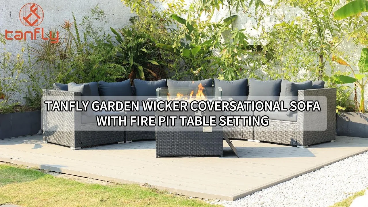 Tanfly Gartensofa aus Korbgeflecht mit Feuerstelle, Tischdekoration