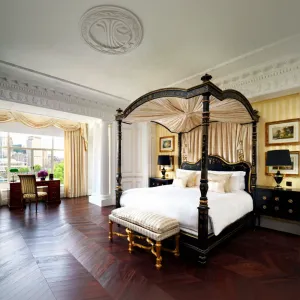 Factory Direct Modern Hotel Bedroom Furniture Set Solid Wood Bed Custom Complete Hotel Room Furniture Hotel Renovation Project